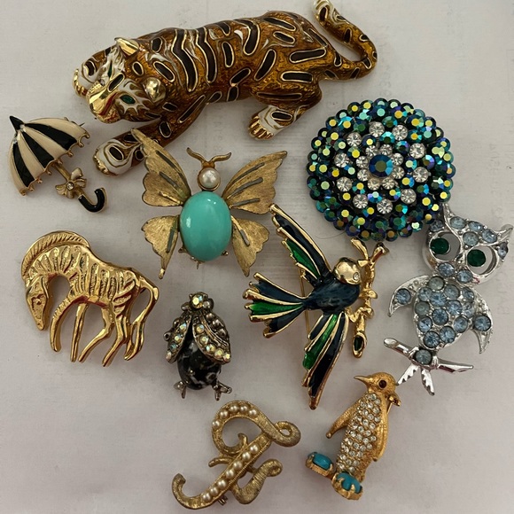 Vintage Jewelry - •VINTAGE SET/10 ESTATE SALE BROOCH JEANNE BSK AJC SIGNED COLLECTION•